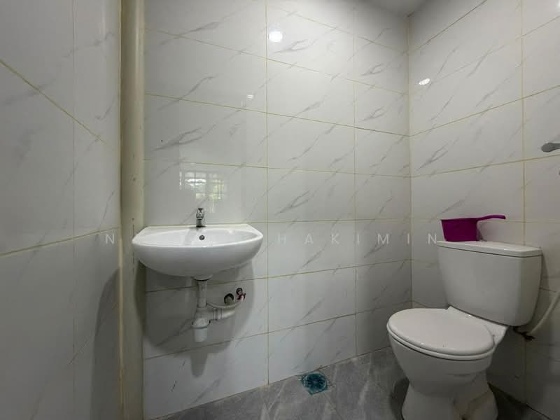 1-storey Terraced House for Sale in Kampung Teluk Panglima Garang (Telok Panglima Garang) - Nazrin Hakimin - Bathroom - PropertyGuru.com.my