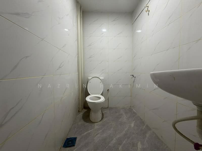 1-storey Terraced House for Sale in Kampung Teluk Panglima Garang (Telok Panglima Garang) - Nazrin Hakimin - Bathroom - PropertyGuru.com.my