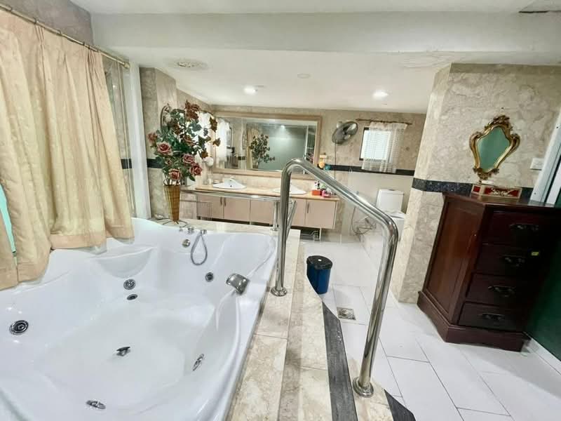 Rumah Banglo untuk Dijual di Country Heights (Kajang) - Hazwan Hilmi - Bathroom - PropertyGuru.com.my