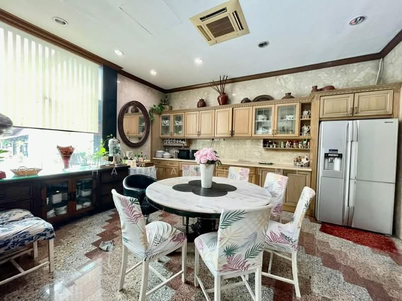 Rumah Banglo untuk Dijual di Country Heights (Kajang) - Hazwan Hilmi - Kitchen - PropertyGuru.com.my