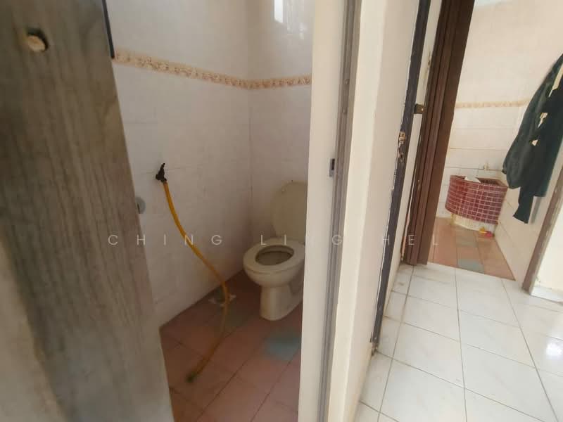 1-storey Terraced House for Sale in Taman Johor Jaya (Johor Bahru) - Ching Ling Hel - Bathroom - PropertyGuru.com.my