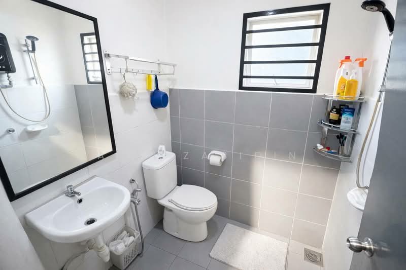 Pangsapuri untuk Dijual di Residensi Laguna Biru 2 - Azri Zabidin - Bathroom - PropertyGuru.com.my