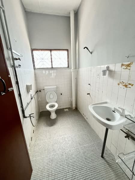 Rumah Teres 2 Tingkat untuk Dijual di Taman Johor Jaya (Johor Bahru) - Calvin Lee - Bathroom - PropertyGuru.com.my