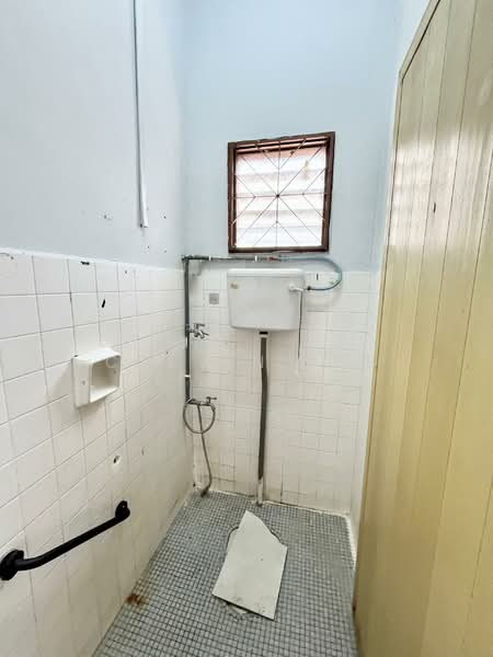 Rumah Teres 2 Tingkat untuk Dijual di Taman Johor Jaya (Johor Bahru) - Calvin Lee - Bathroom - PropertyGuru.com.my