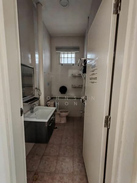 Semi-Detached House for Rent in Taman Johor Jaya (Johor Bahru) - Johnson Chong - Bathroom - PropertyGuru.com.my