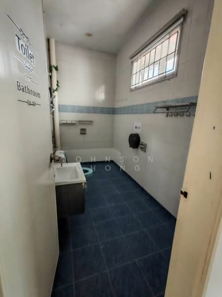 Semi-Detached House for Rent in Taman Johor Jaya (Johor Bahru) - Johnson Chong - Bathroom - PropertyGuru.com.my