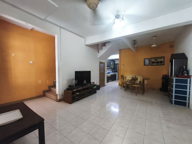 Rumah Teres 3 Tingkat untuk Dijual di Shah Alam (Selangor) - Ridhwan Razak - Living Room - PropertyGuru.com.my