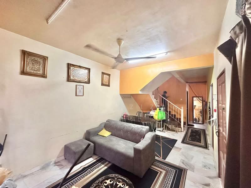 Rumah Teres 2 Tingkat untuk Dijual di Seksyen 7 (Bangi) - Afif Azizan - Living Room - PropertyGuru.com.my