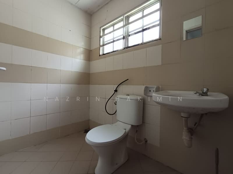 2-storey Terraced House for Sale in Kota Puteri (Batu Arang) - Nazrin Hakimin - Bathroom - PropertyGuru.com.my