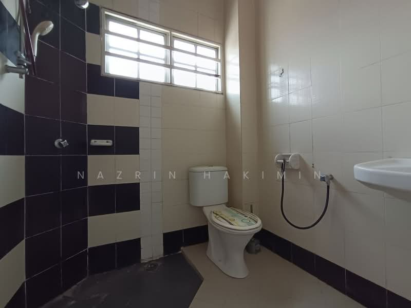 2-storey Terraced House for Sale in Kota Puteri (Batu Arang) - Nazrin Hakimin - Bathroom - PropertyGuru.com.my