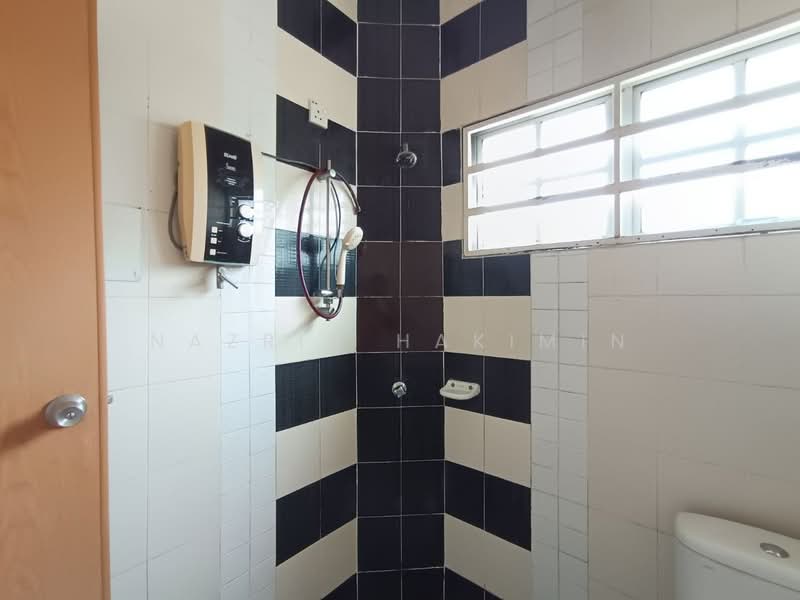 2-storey Terraced House for Sale in Kota Puteri (Batu Arang) - Nazrin Hakimin - Bathroom - PropertyGuru.com.my