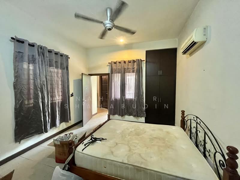 2-storey Terraced House for Sale in Bukit Jelutong (Shah Alam) - Nahathir Shahabudin - Bedroom - PropertyGuru.com.my