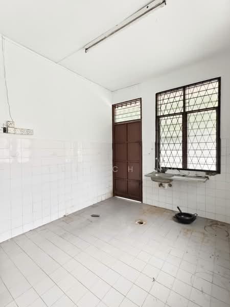 Semi-Detached House for Sale in Taman Bukit Kempas (Tampoi) - Yuki Cheng - Kitchen - PropertyGuru.com.my