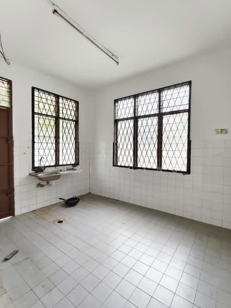 Semi-Detached House for Sale in Taman Bukit Kempas (Tampoi) - Yuki Cheng - Kitchen - PropertyGuru.com.my