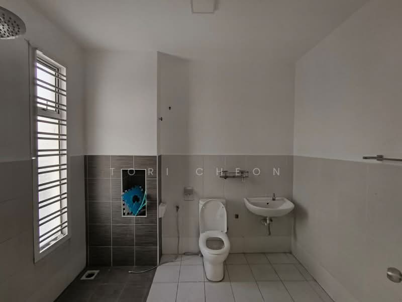 Rumah Teres 2 Tingkat untuk Dijual di Setia Tropika (Johor Bahru) - Tori Cheon - Bathroom - PropertyGuru.com.my