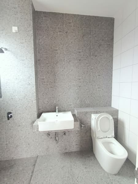 Rumah Teres 2-Tingkat untuk Dijual di Eco Majestic (Semenyih) - CK Law - Bathroom - PropertyGuru.com.my