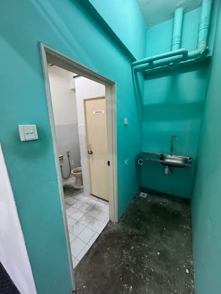 Pejabat untuk Disewa di Ampang (Kuala Lumpur) - Loh KC - Bathroom - PropertyGuru.com.my