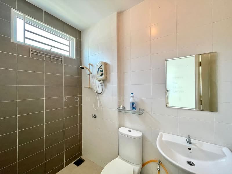 Rumah Teres untuk Dijual di Kampung Perlis (Bayan Lepas) - Ronald Kee - Bathroom - PropertyGuru.com.my