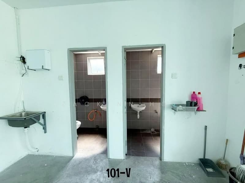 Semi-D Factory for Sale in Sungai Kapar Indah Industrial Park (Kapar) - Zackinn Hoi - Bathroom - PropertyGuru.com.my