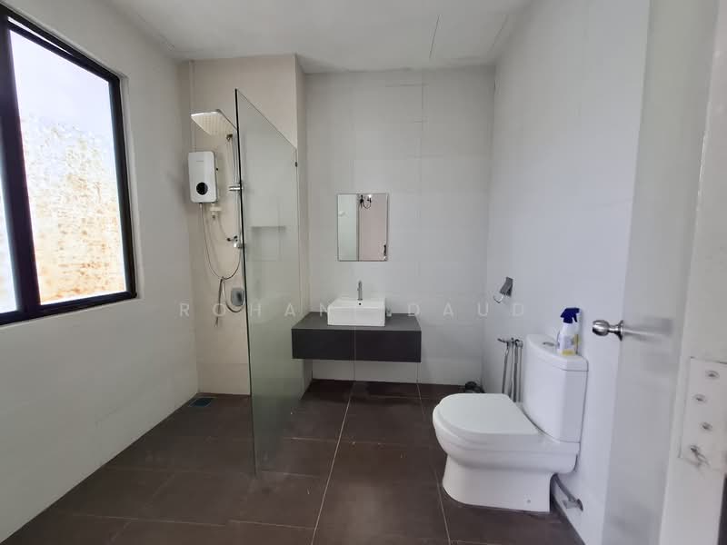 Rumah Teres 3 Tingkat untuk Dijual di Taman Anggun 3 (Rawang) - Rohani Daud - Bathroom - PropertyGuru.com.my