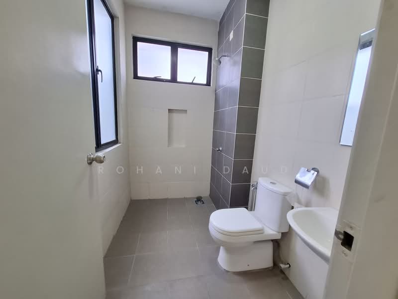 Rumah Teres 3 Tingkat untuk Dijual di Taman Anggun 3 (Rawang) - Rohani Daud - Bathroom - PropertyGuru.com.my