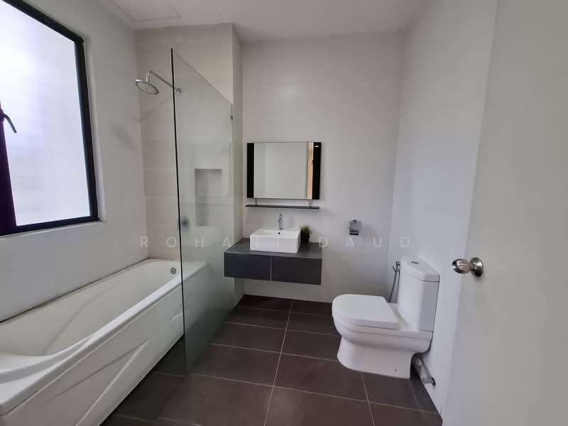 Rumah Teres 3 Tingkat untuk Dijual di Taman Anggun 3 (Rawang) - Rohani Daud - Bathroom - PropertyGuru.com.my