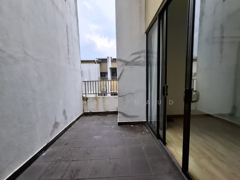 Rumah Teres 3 Tingkat untuk Dijual di Taman Anggun 3 (Rawang) - Rohani Daud - Balcony - PropertyGuru.com.my