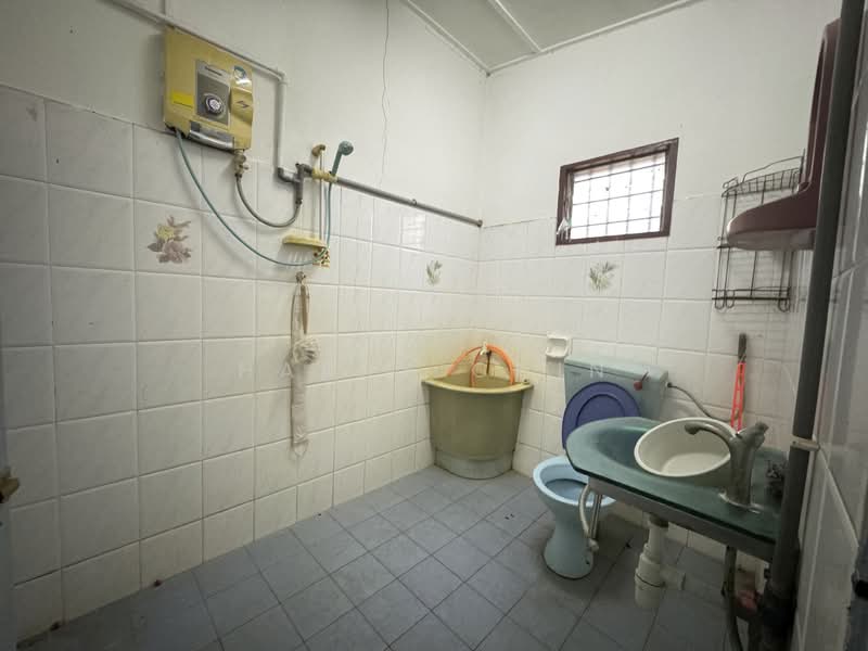 1-storey Terraced House for Sale in Karak (Pahang) - Harry Chin - Bathroom - PropertyGuru.com.my