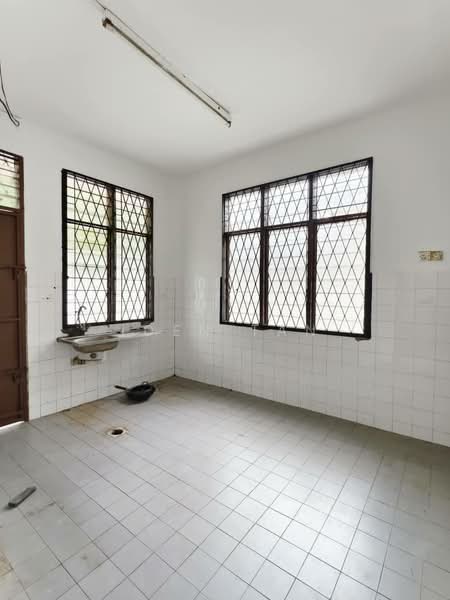Semi-Detached House for Sale in Taman Bukit Kempas (Tampoi) - Iden Tan - Kitchen - PropertyGuru.com.my