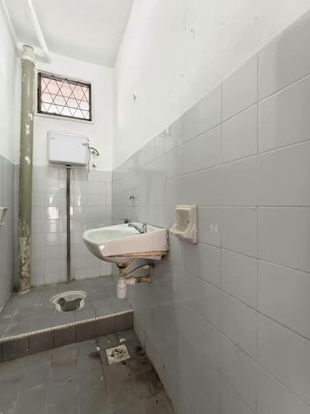 Semi-Detached House for Sale in Taman Bukit Kempas (Tampoi) - Iden Tan - Bathroom - PropertyGuru.com.my