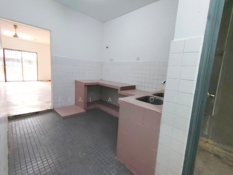 Terraced House for Sale in Bandar Country Homes (Rawang) - Faisal Abu Omar - Kitchen - PropertyGuru.com.my