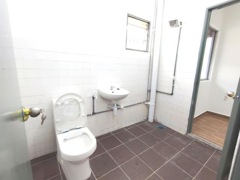 Terraced House for Sale in Bandar Country Homes (Rawang) - Faisal Abu Omar - Bathroom - PropertyGuru.com.my