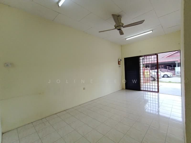1-storey Terraced House for Sale in Taman Menglembu Timur (Menglembu) - Joline YEOW - Living Room - PropertyGuru.com.my