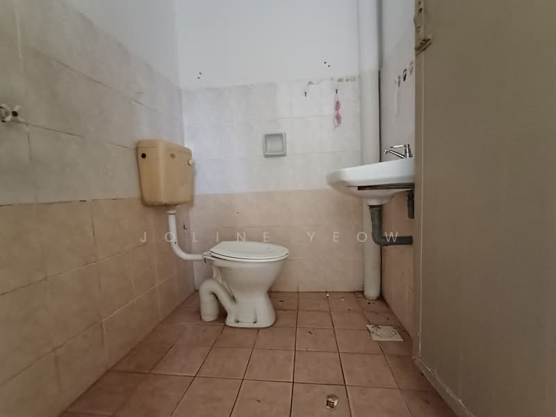 1-storey Terraced House for Sale in Taman Menglembu Timur (Menglembu) - Joline YEOW - Bathroom - PropertyGuru.com.my