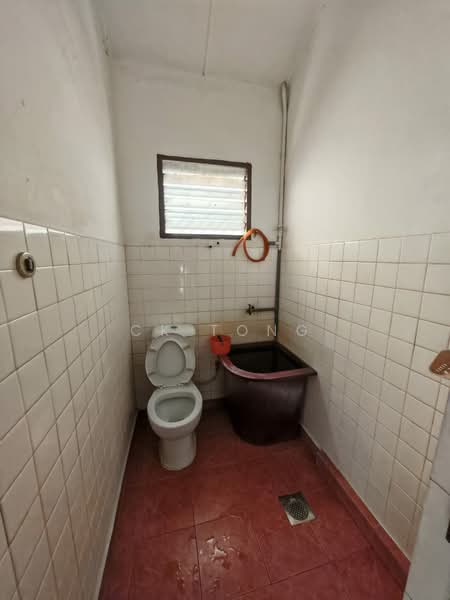 Rumah Teres untuk Dijual di Kepong Baru (Kepong) - CK Tong - Bathroom - PropertyGuru.com.my