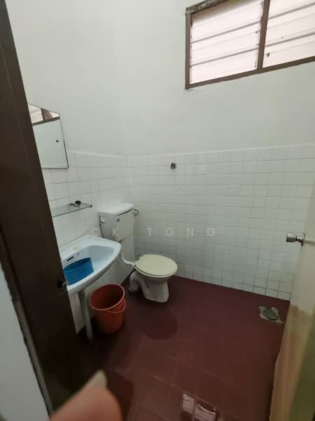 Rumah Teres untuk Dijual di Kepong Baru (Kepong) - CK Tong - Bathroom - PropertyGuru.com.my