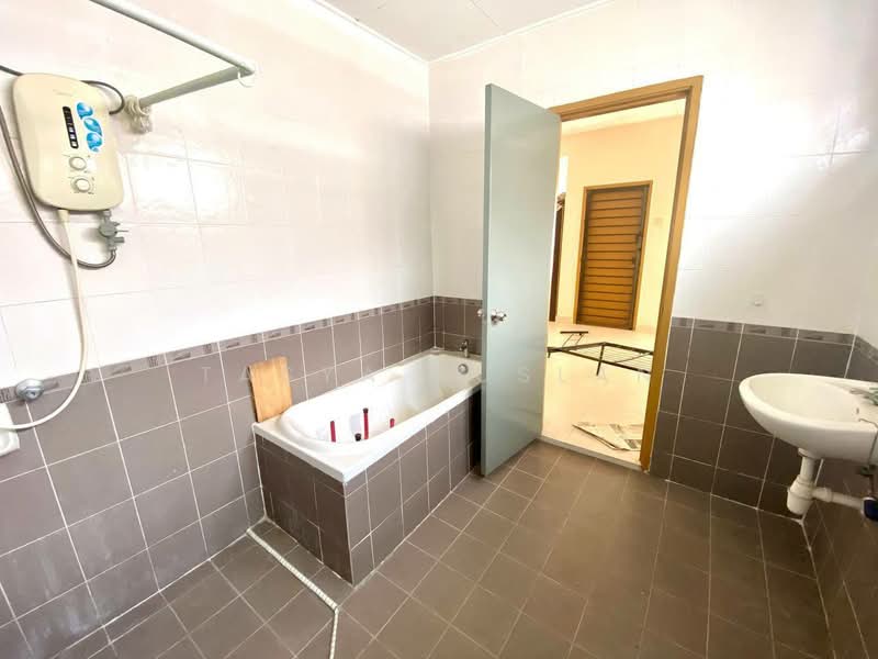Semi-Detached House for Sale in Puchong (Selangor) - Tasya Ruslan - Bathroom - PropertyGuru.com.my