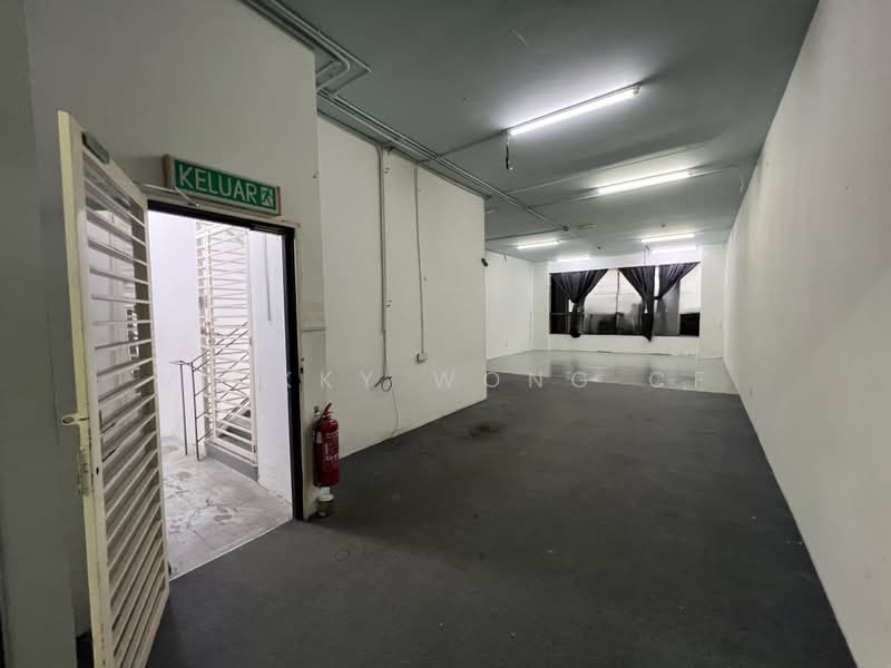 Shop / Office for Rent in Taman Tasik Damai (Sungai Besi) - Vickky Wong CF - Entrance - PropertyGuru.com.my