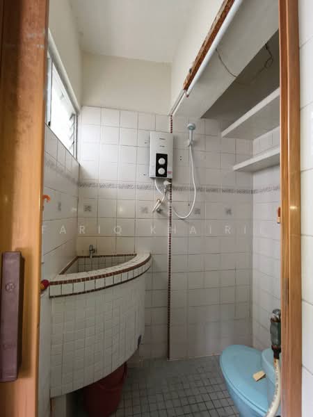 Rumah Flat untuk Dijual di Farlim 4 - Fariq Khairil - Bathroom - PropertyGuru.com.my