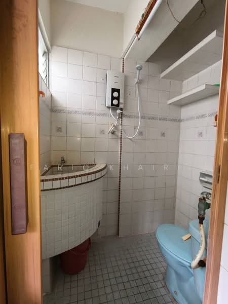 Rumah Flat untuk Dijual di Farlim 4 - Fariq Khairil - Bathroom - PropertyGuru.com.my