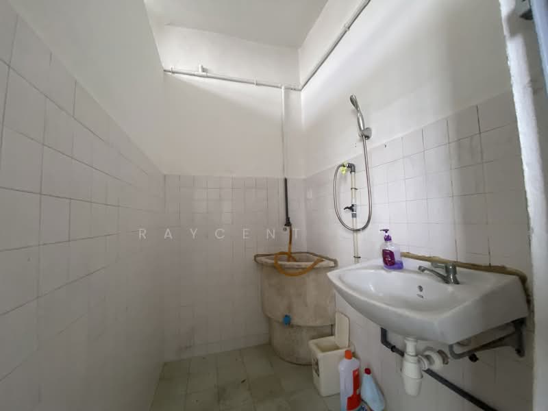 Shop / Office for Rent in Taman Duku (Bukit Minyak) - Raycent Lim - Bathroom - PropertyGuru.com.my