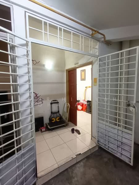 Pangsapuri untuk Dijual di Melur Apartment - Noor Hidayah Mohamad Noor - Entrance - PropertyGuru.com.my