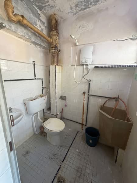 Flat for Sale at Farlim 4 - Fariq Khairil - Bathroom - PropertyGuru.com.my