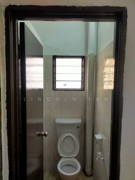 Shop / Office for Rent in Taman Puncak Jalil (Seri Kembangan) - Lincoln Tan - Bathroom - PropertyGuru.com.my