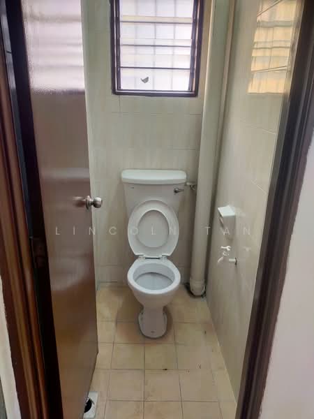 Shop / Office for Rent in Taman Puncak Jalil (Seri Kembangan) - Lincoln Tan - Bathroom - PropertyGuru.com.my