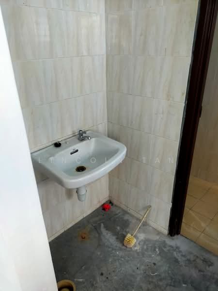 Shop / Office for Rent in Taman Puncak Jalil (Seri Kembangan) - Lincoln Tan - Bathroom - PropertyGuru.com.my