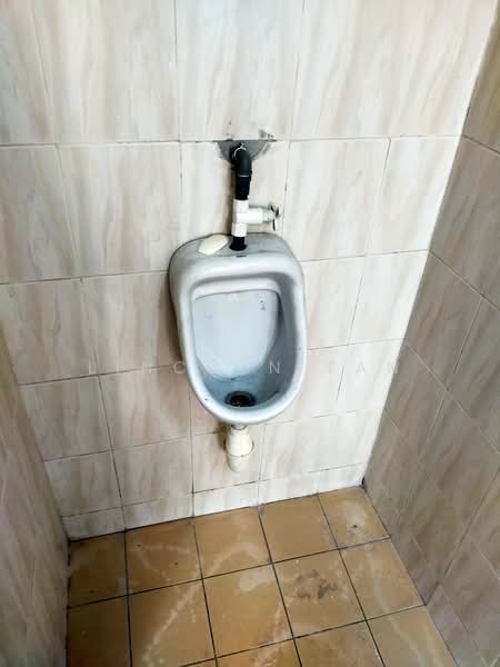 Shop / Office for Rent in Taman Puncak Jalil (Seri Kembangan) - Lincoln Tan - Bathroom - PropertyGuru.com.my