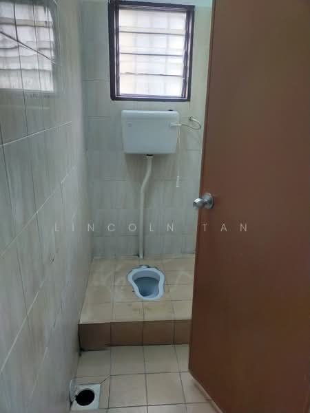 Shop / Office for Rent in Taman Puncak Jalil (Seri Kembangan) - Lincoln Tan - Bathroom - PropertyGuru.com.my