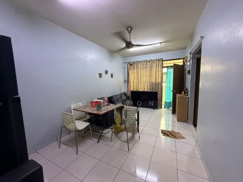 Rumah Flat untuk Dijual di Pangsapuri Seroja - Joey Wong - Living Room - PropertyGuru.com.my