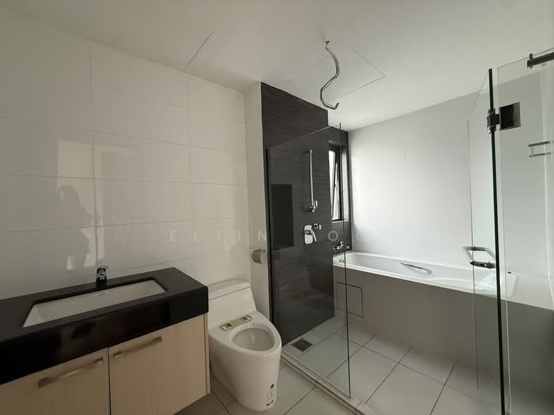 Pangsapuri untuk Dijual di Molek Pine 4 - Eliin Loo - Bathroom - PropertyGuru.com.my